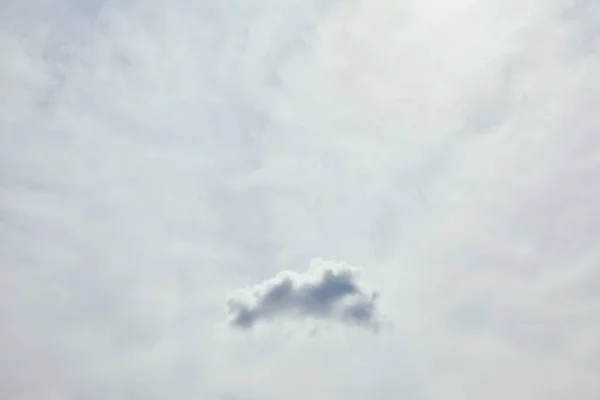 Світлий день, мирне небо з білими хмарами та місце для тексту — стокове фото