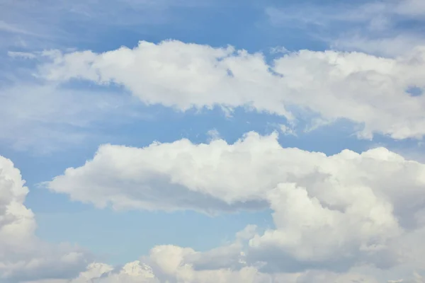 Мирне небо з білими хмарами і місце для тексту — стокове фото