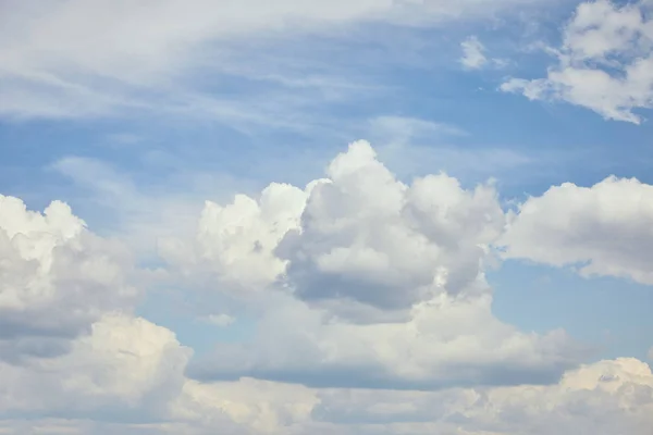 Мирный облачный пейзаж с белыми облаками на голубом небе — стоковое фото