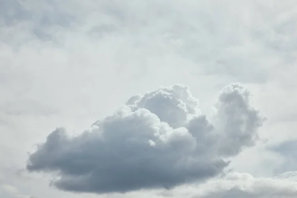 Día brillante con nubes oscuras en el cielo y espacio de copia - foto de stock