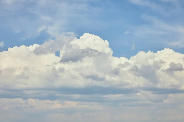 Блакитне небо з білими хмарами і копіювати простір — стокове фото