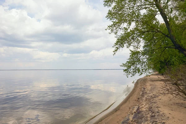 Paesaggio tranquillo di cielo blu e fiume con albero sulla spiaggia di sabbia — Foto stock