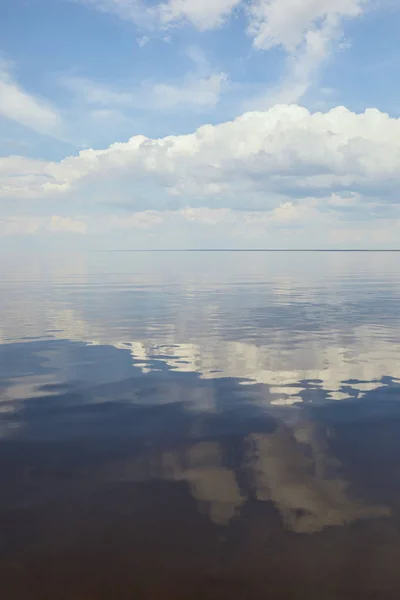 Ciel bleu avec nuages blancs et espace de copie — Photo de stock