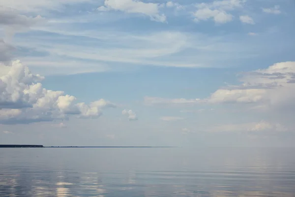 Paisagem com rio e nuvens no céu azul — Fotografia de Stock