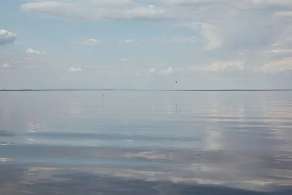 Rivière avec ciel bleu paisible et espace de copie — Photo de stock