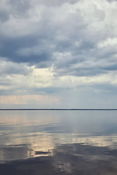 Blauer friedlicher Himmel mit weißen Wolken über dem Fluss — Stockfoto