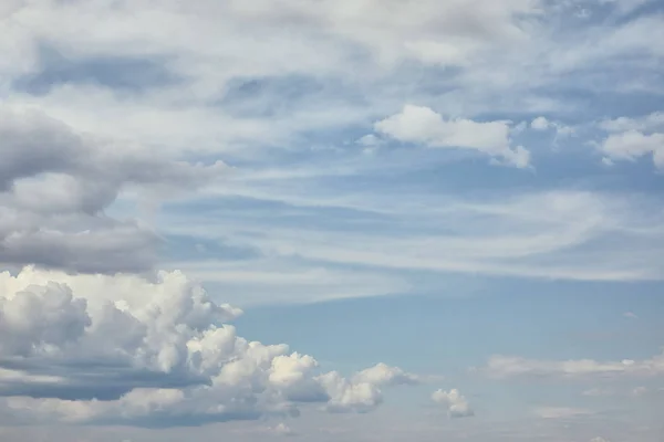 Nuages blancs paisibles sur ciel bleu avec espace de copie — Photo de stock