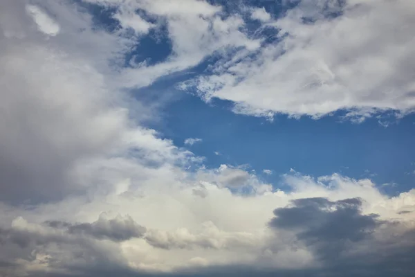 Friedlicher Himmel mit weißen Wolken und Kopierraum — Stockfoto