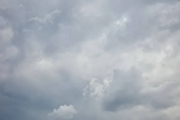 Nuages blancs paisibles sur ciel bleu avec espace de copie — Photo de stock