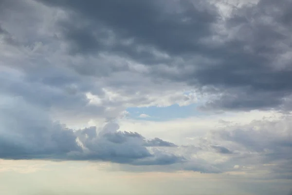 Cielo blu con nuvole nuvolose e spazio copia — Foto stock