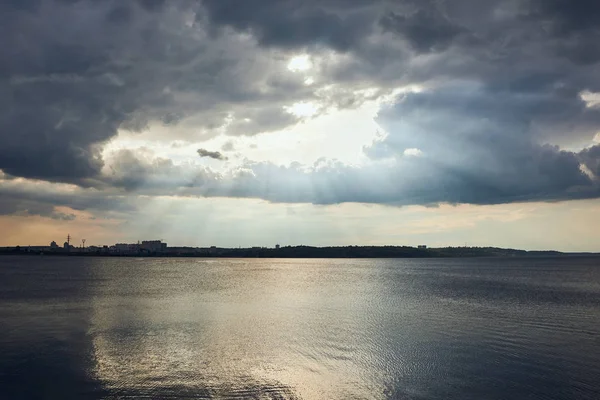 Litoral fluvial, clima nublado e nuvens com luz solar — Fotografia de Stock