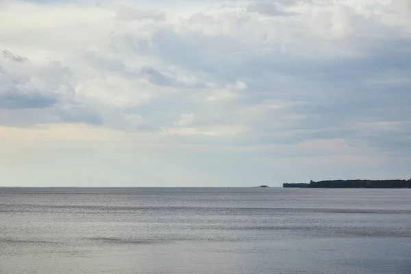 Nuages blancs sur ciel bleu au-dessus de la rivière avec forêt sur la côte — Photo de stock