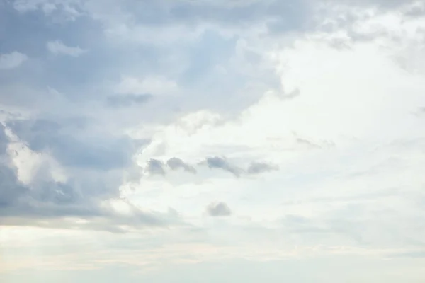 Fond de ciel blanc ensoleillé avec nuages bleus — Photo de stock