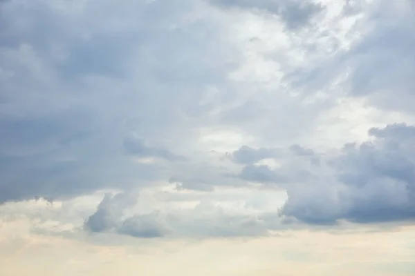 Блакитні хмари на фоні білого сонячного неба та місця для копіювання — стокове фото