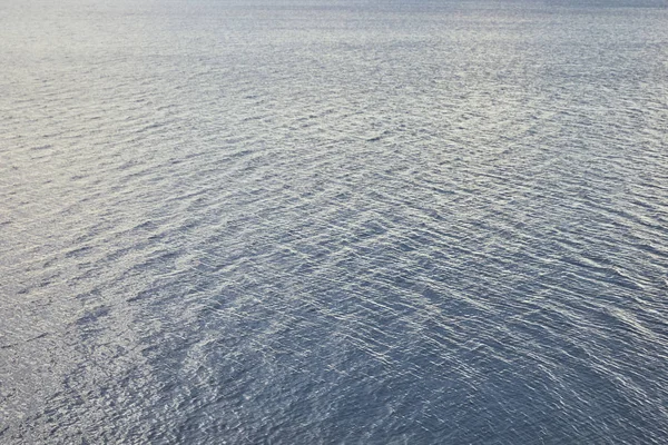 Вид на блакитну річку з мирними хвилями і місце для тексту — стокове фото