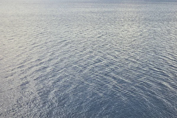 Vista del fiume blu con onde tranquille e spazio copia — Foto stock