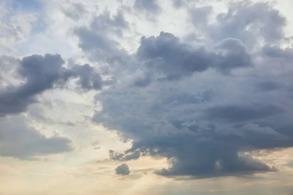 Blaue Wolken auf weißem Sonnenlicht Himmel Hintergrund — Stockfoto