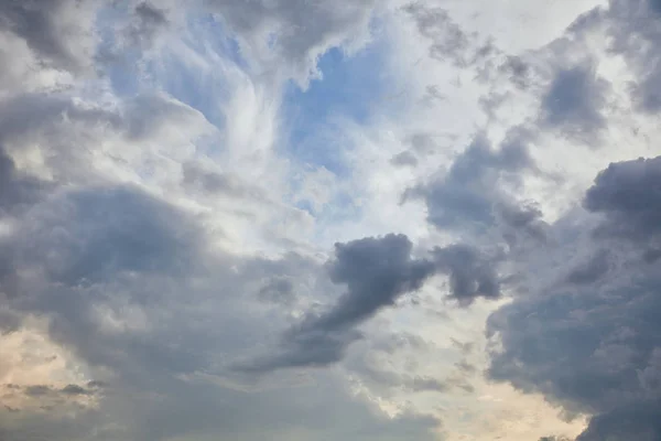 Blaue Wolken auf blauem Himmelshintergrund und Sonnenstrahlen — Stockfoto