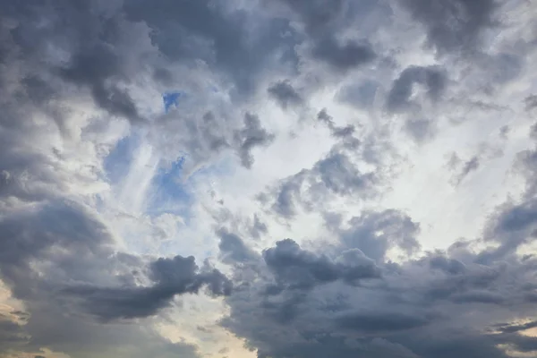 Nubes oscuras sobre fondo azul del cielo - foto de stock