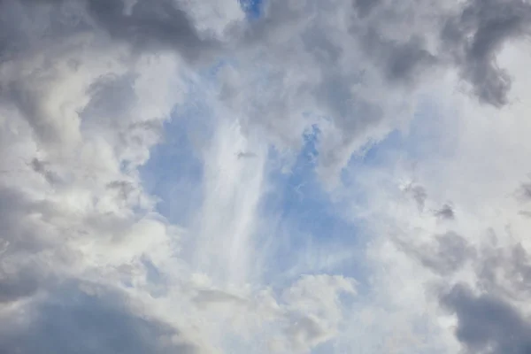 Fondo azul cielo con nubes grises - foto de stock