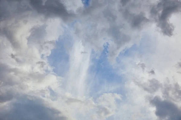 Blauer Himmel Hintergrund mit grauen Wolken — Stockfoto