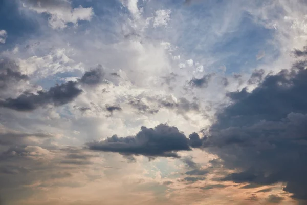 Nuages sombres sur fond bleu ciel lumière du soleil — Photo de stock