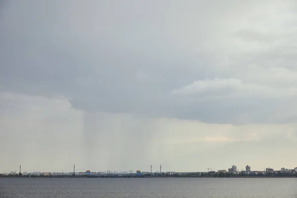 Vista nublada do tempo chuvoso com céu cinza — Fotografia de Stock