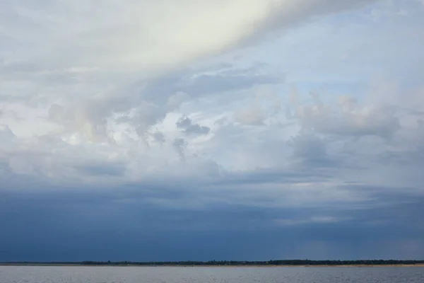 Тучи на голубом фоне солнечного неба — стоковое фото