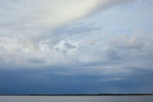 Nuages sur fond bleu ciel lumière du soleil — Photo de stock