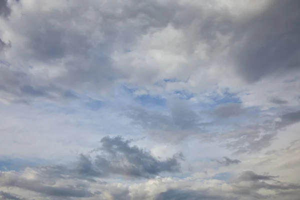 Nubes blancas sobre fondo azul del cielo - foto de stock