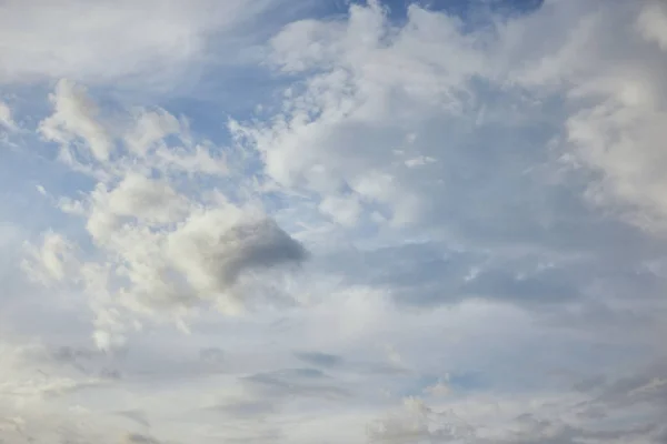 Белые облака на спокойном голубом фоне неба — стоковое фото