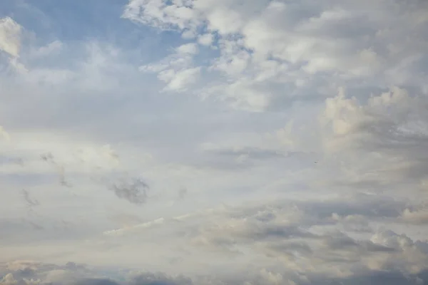 Vista de nubes blancas y grises sobre fondo azul del cielo - foto de stock