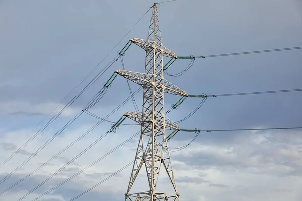 Baixo ângulo de visão do poste elétrico no fundo cinza nublado — Fotografia de Stock