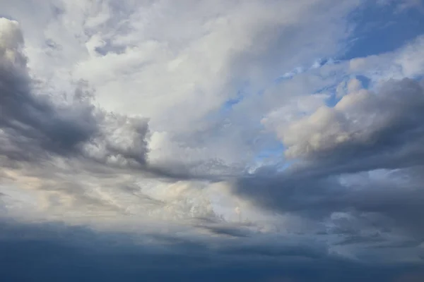 Vue du ciel gris paisible avec des nuages blancs et sombres — Photo de stock