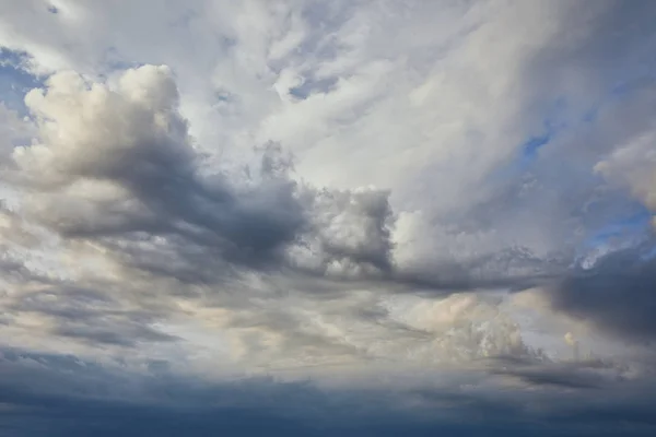 Vista de nubes oscuras y blancas sobre fondo gris del cielo - foto de stock