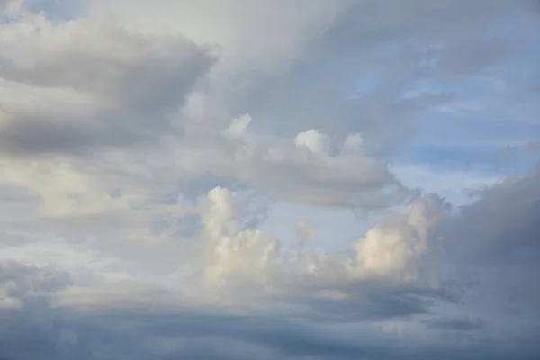 Nuvens brancas na luz solar azul céu fundo — Fotografia de Stock