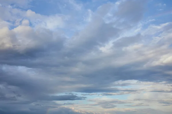 Nubes grises sobre fondo azul del cielo de la luz del sol - foto de stock