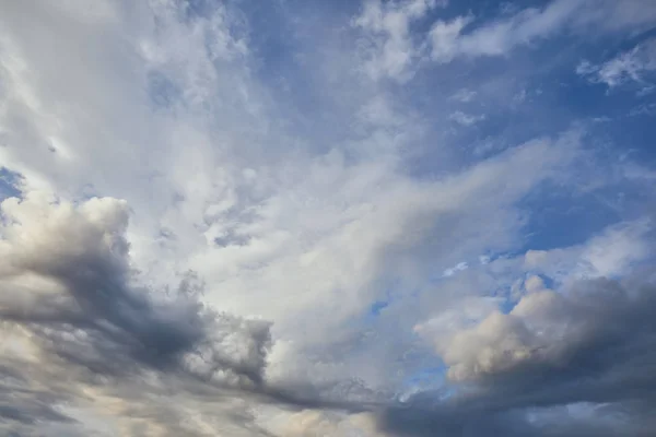 Vista di nuvole grigie e bianche su sfondo cielo blu — Foto stock