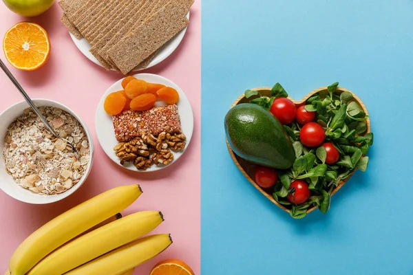 Vista superior de alimentos dietéticos frescos em fundo azul e rosa com espaço de cópia — Fotografia de Stock