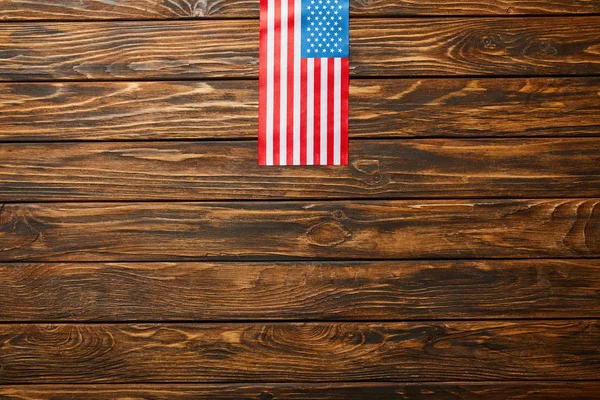 Vista superior de la bandera americana sobre fondo envejecido de madera — Stock Photo