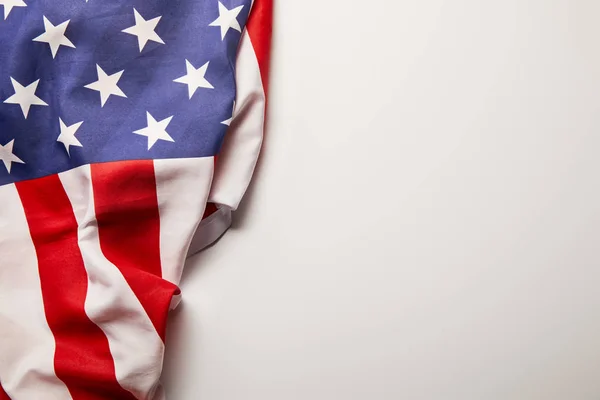 Vista superior de la bandera americana sobre fondo blanco con espacio de copia - foto de stock