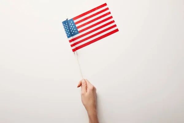 Vista superior de la mujer sosteniendo bandera americana sobre fondo blanco - foto de stock
