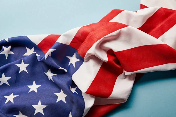 Vista de cerca de la bandera americana sobre fondo azul - foto de stock