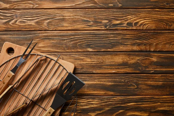 Draufsicht auf Grill-Kochutensilien auf Holztisch — Stockfoto