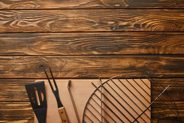 Vista superior del equipo de cocina barbacoa en mesa de madera - foto de stock