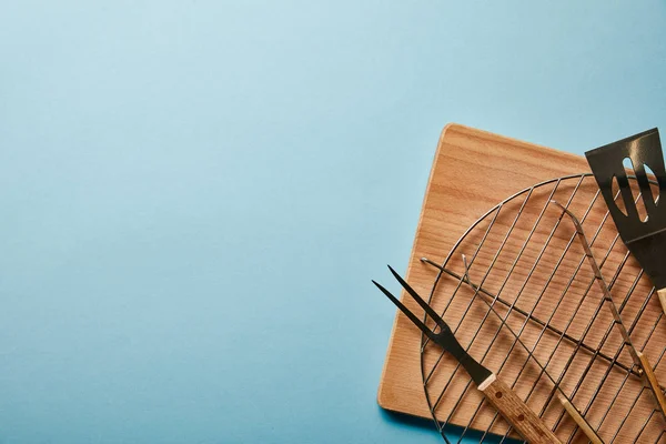 Draufsicht auf Grillzubehör auf blauem Hintergrund — Stockfoto