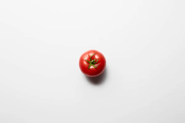 Vue de dessus de tomate mûre délicieuse rouge sur fond blanc — Photo de stock