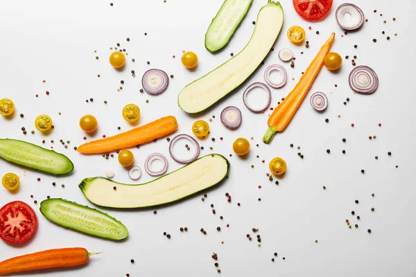 Draufsicht auf frisches geschnittenes Gemüse und Gewürze auf weißem Hintergrund mit Kopierfläche — Stockfoto