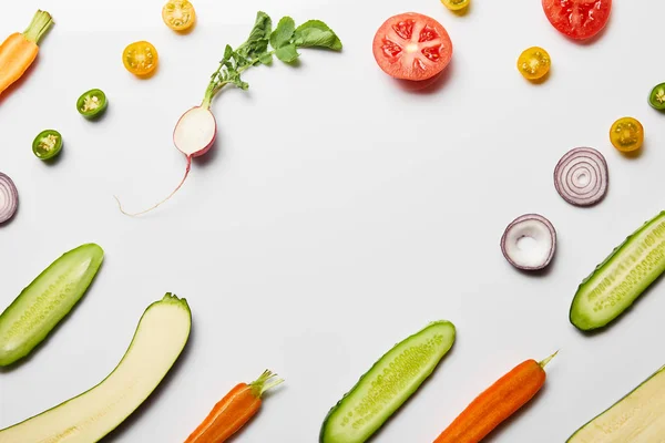 Vista superior de legumes frescos fatiados no fundo branco com espaço de cópia — Fotografia de Stock