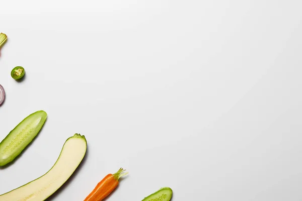Вид зверху на свіжі овочеві скибочки на білому тлі з місцем для тексту — Stock Photo